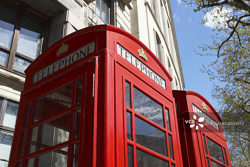 英国伦敦的两个红色传统电话亭，标有“电话”字样图片素材