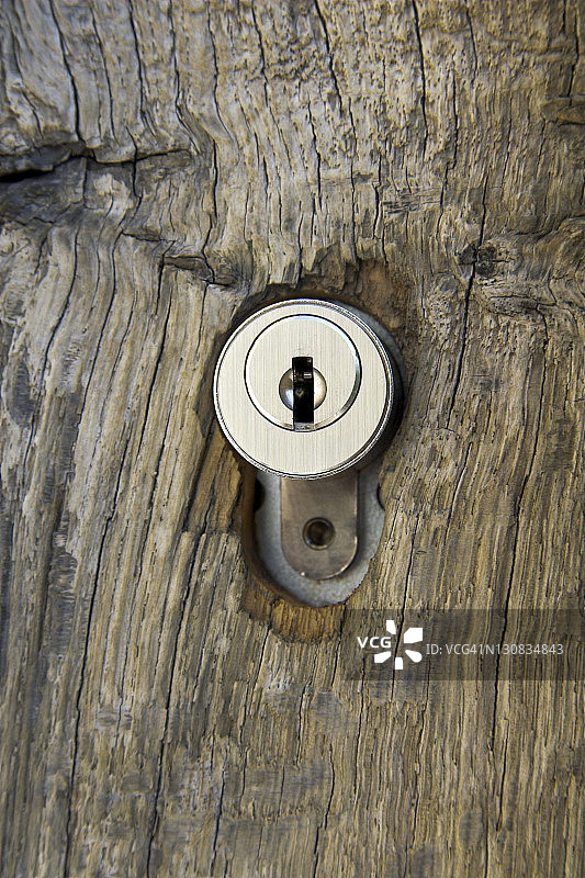 瑞士沙夫豪森州霍亨克林根城堡入口处的新圆筒锁图片素材