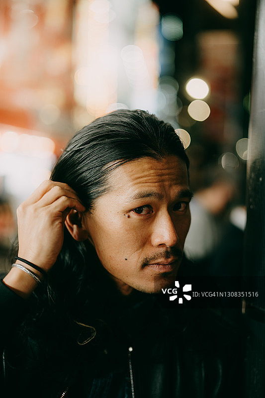 夜晚东京街头看着镜头的日本男人图片素材