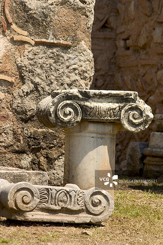 希腊德尔斐的爱奥尼柱式柱子局部图片素材