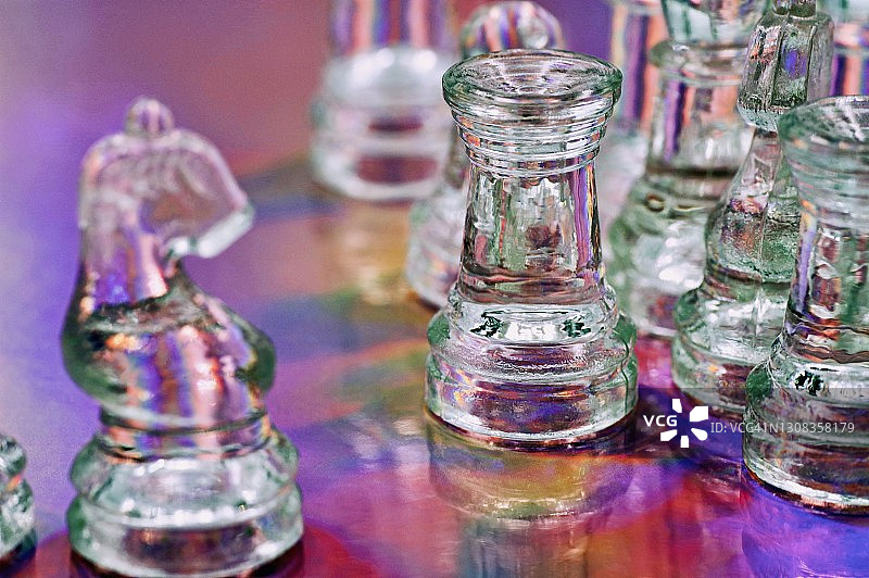 全息表面上的玻璃国际象棋棋子图片素材