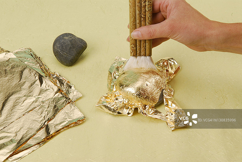 使用金箔和镀金刷进行镀金图片素材