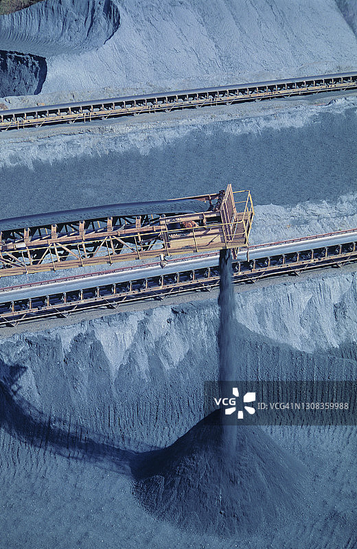 巴西米纳斯吉拉斯州铁矿的传送带图片素材