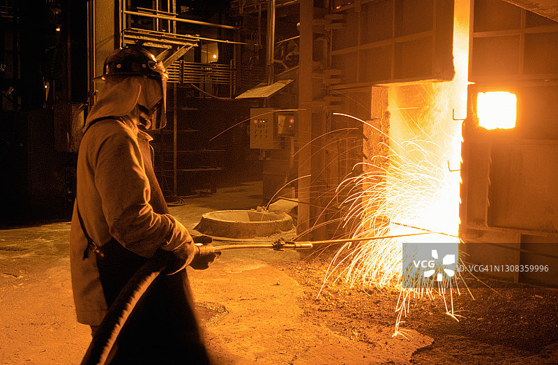 男人在高炉炼钢厂工作图片素材