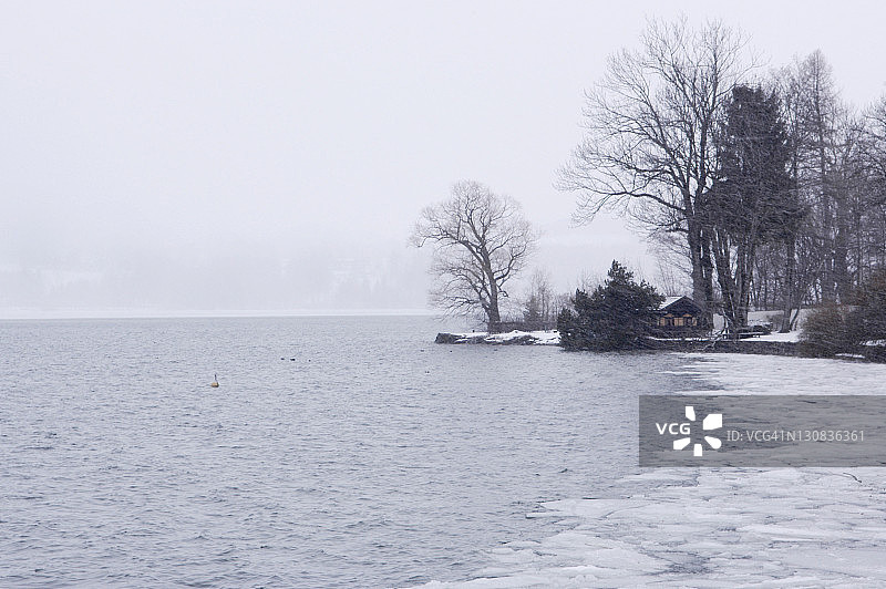 冬季湖岸边的小屋图片素材