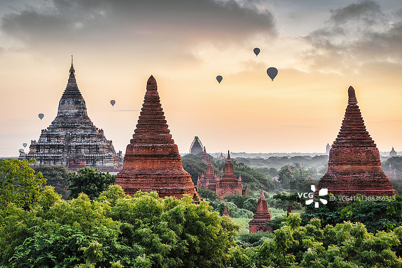 蒲甘日出：热气球飞越缅甸古寺庙图片素材