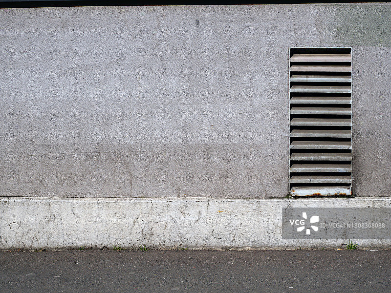 巴黎的工业建筑立面，带有通风格栅和人行道图片素材