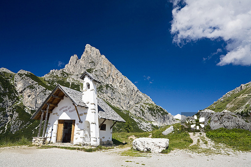 法尔扎雷戈山口的小教堂，位于意大利多洛米蒂山图片素材