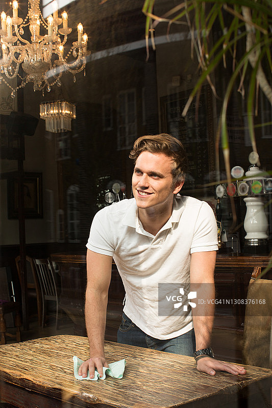 在英国伦敦酒吧工作的酒保图片素材