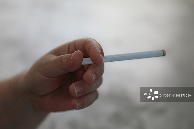 女人手持香烟图片素材