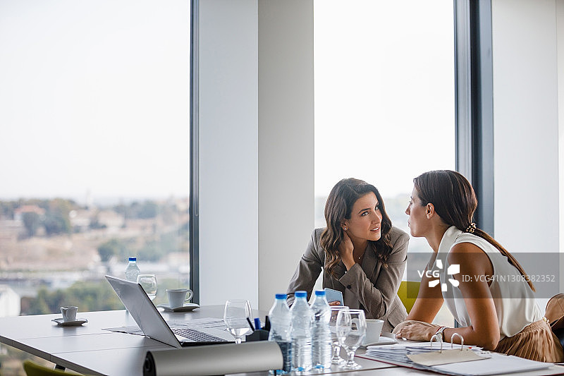 同事们在会议间隙社交图片素材