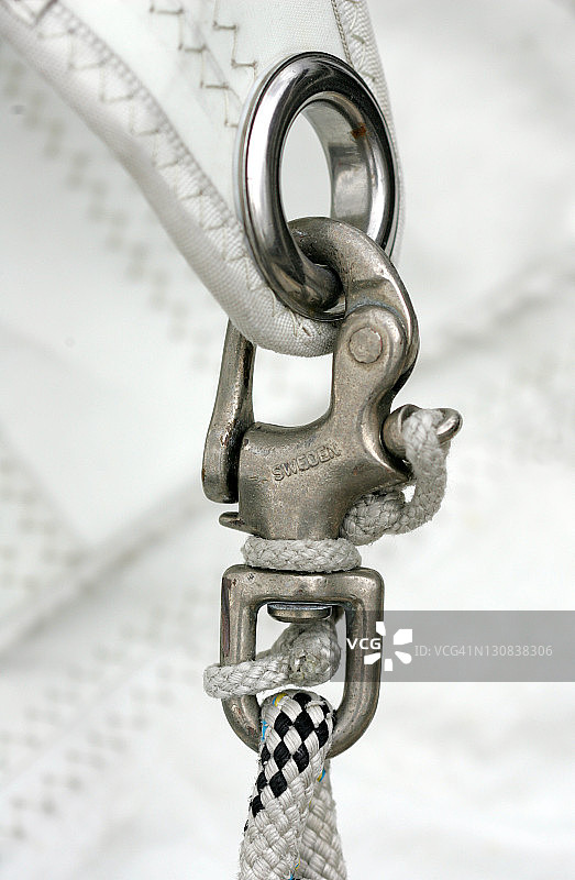 帆船索环内的登山扣图片素材