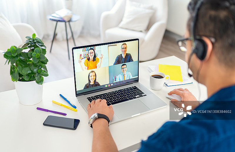 在家中通过视频会议与同事讨论商业计划的商人。商务团队在视频通话中进行讨论和在线会议图片素材