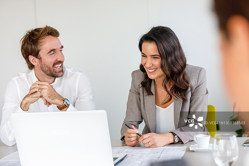 商务人士在咖啡休息时间放松图片素材