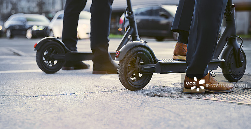 在街上骑电动滑板车的商人图片素材