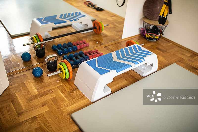 健身房中的健身设备图片素材