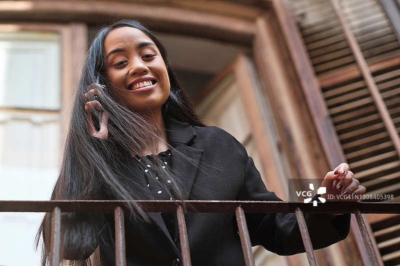 户外年轻的菲律宾女性图片素材