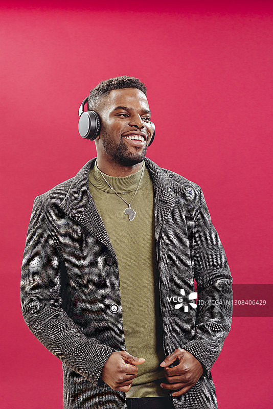 一个戴着耳机的开朗时髦的黑人图片素材