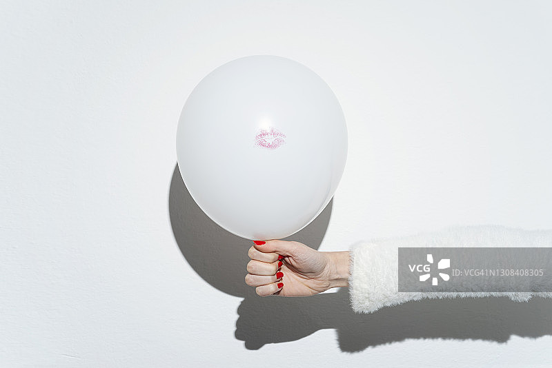 拿着气球的女人，白色背景图片素材