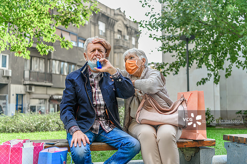 一位有呼吸问题的病人及其妻子支持他的肖像图片素材