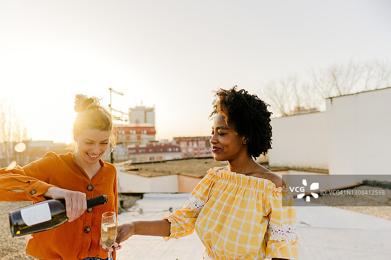 屋顶上的小型聚会图片素材