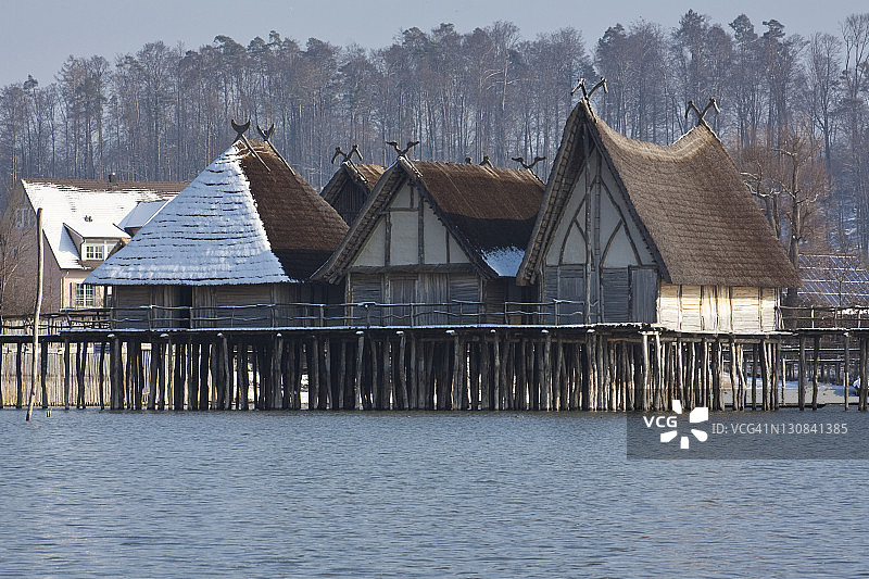 康斯坦茨湖畔Unteruhldingen的冬季高跷房屋图片素材