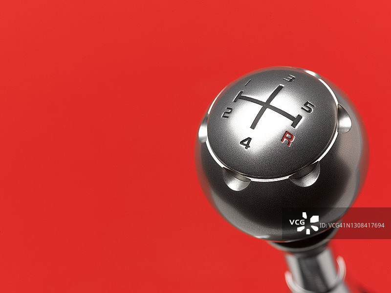 红色背景上的换挡杆图片素材