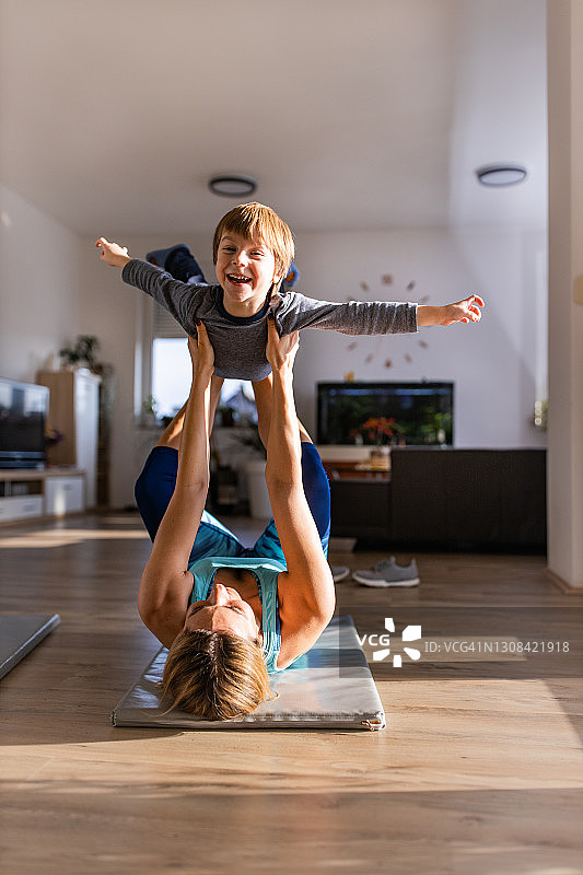 男孩和母亲在家一起健身图片素材