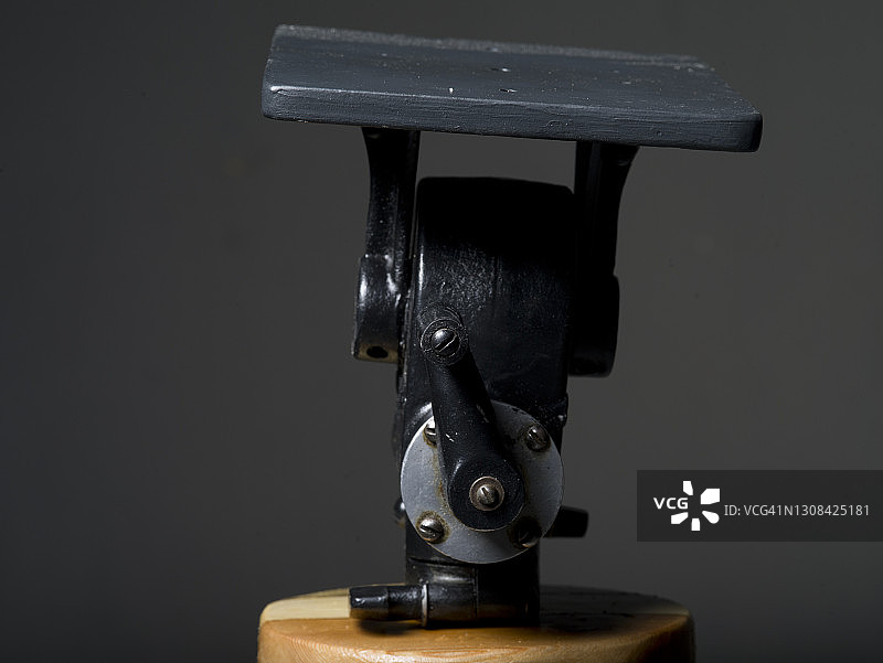 带调节手柄的旧三脚架云台图片素材