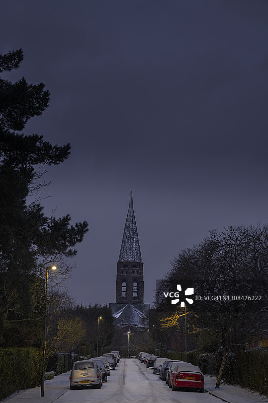 哥特式教堂尖顶和雪街的阴沉冬景图片素材
