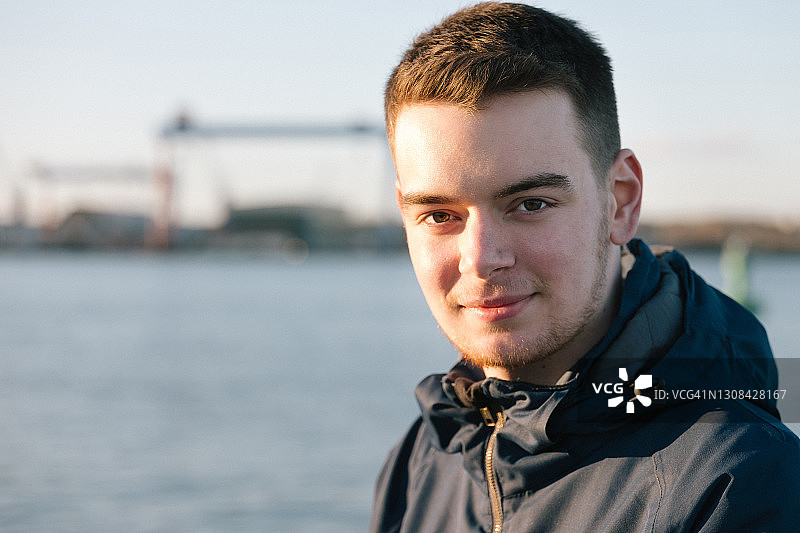 户外青年男子肖像图片素材