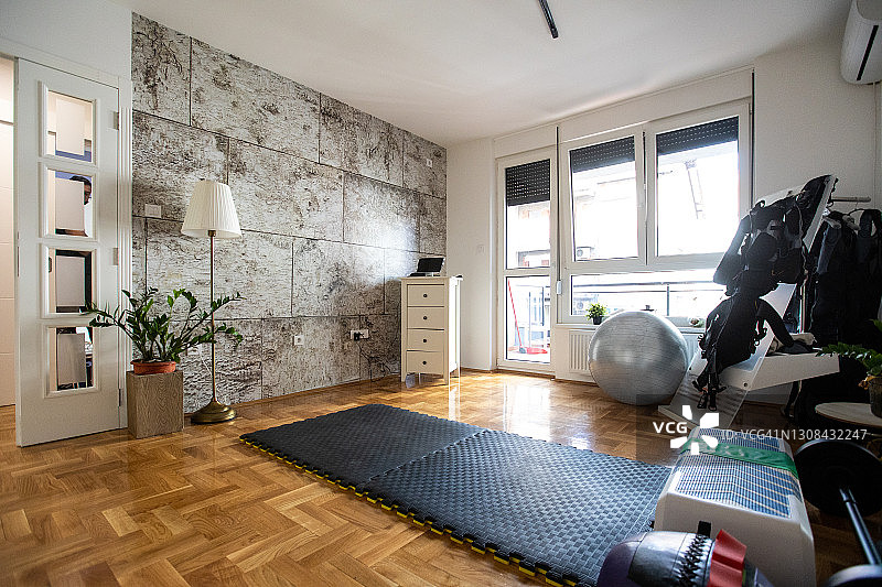 配有运动器材的明亮健身房图片素材