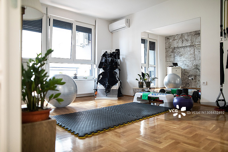 配有运动器材的明亮健身房图片素材