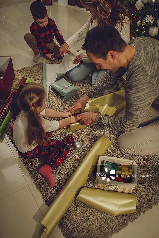 一家四口一起包装圣诞礼物图片素材