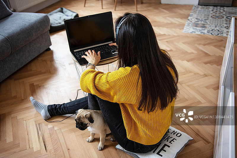 在家工作的年轻女人图片素材