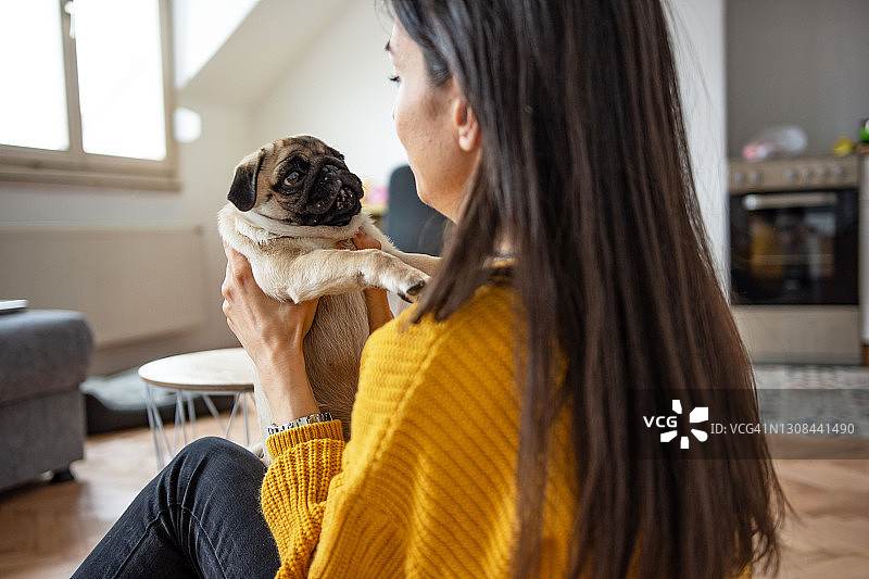 和她的小狗在一起的悲伤的年轻女人图片素材