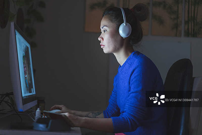 在家工作到深夜图片素材