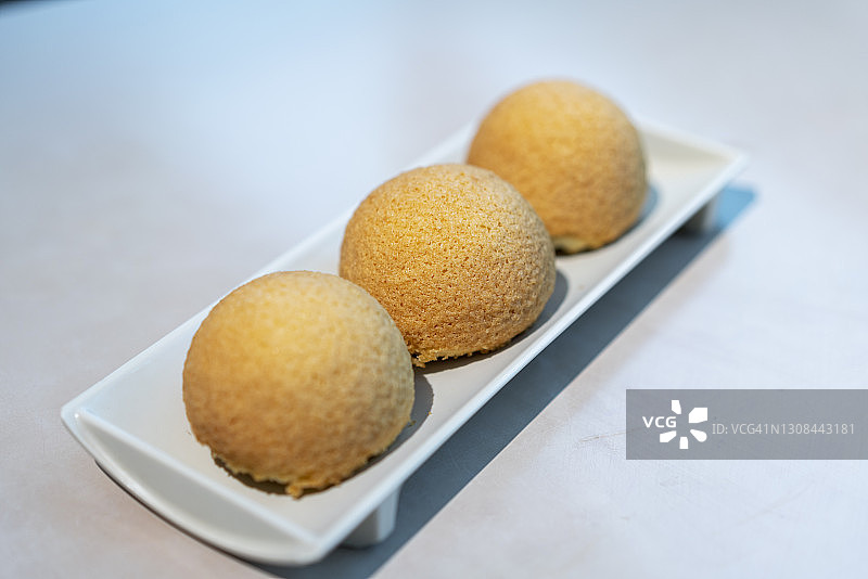 餐桌上的菠萝包特写图片素材