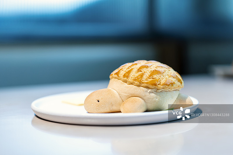 餐桌上的菠萝包特写图片素材