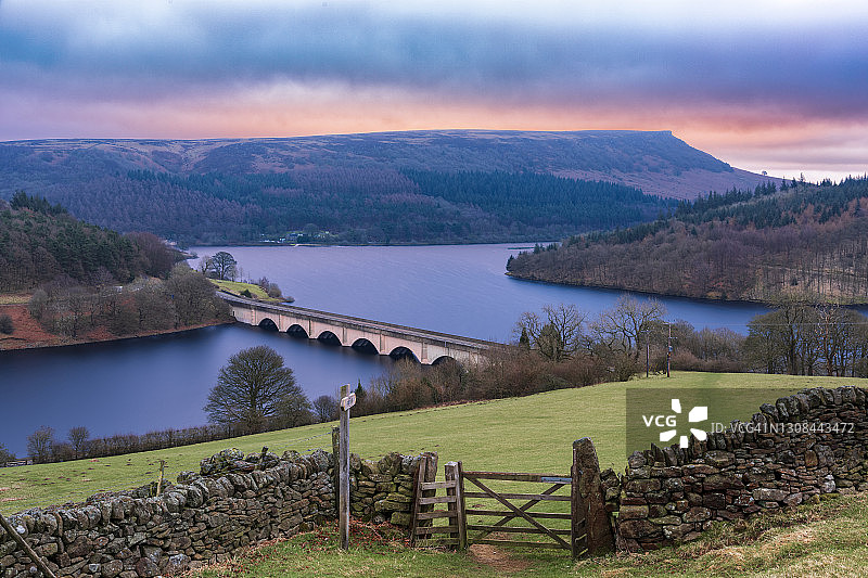 雷迪波尔水库：英国峰区图片素材