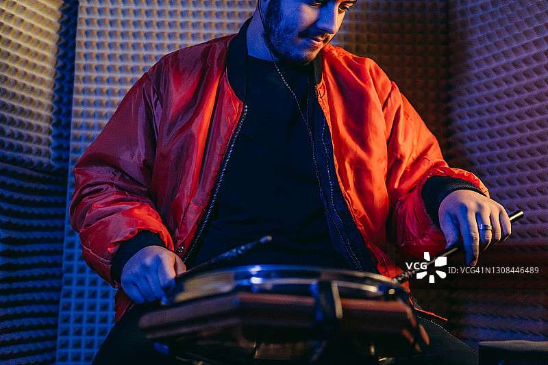 鼓手演奏电子便携鼓图片素材