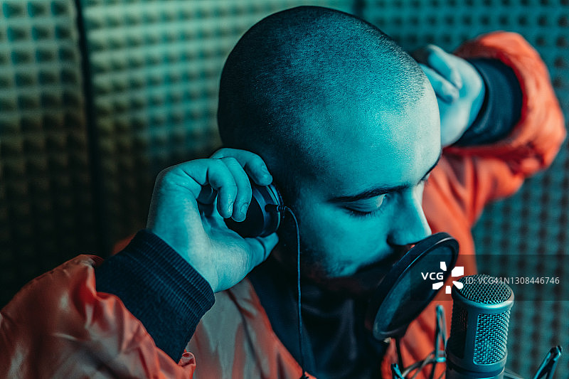 男人在录音棚里唱歌图片素材