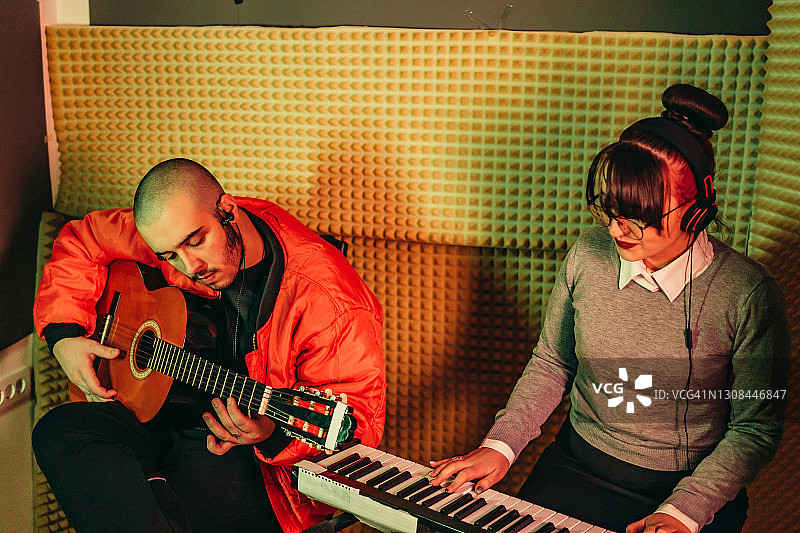 两位音乐家在录音室演奏图片素材