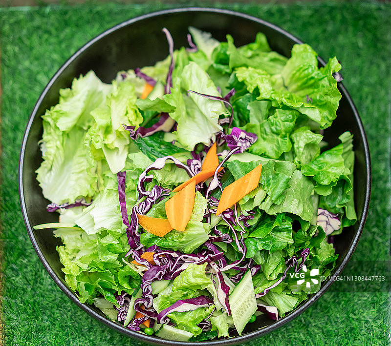 黑碗里的绿色沙拉图片素材