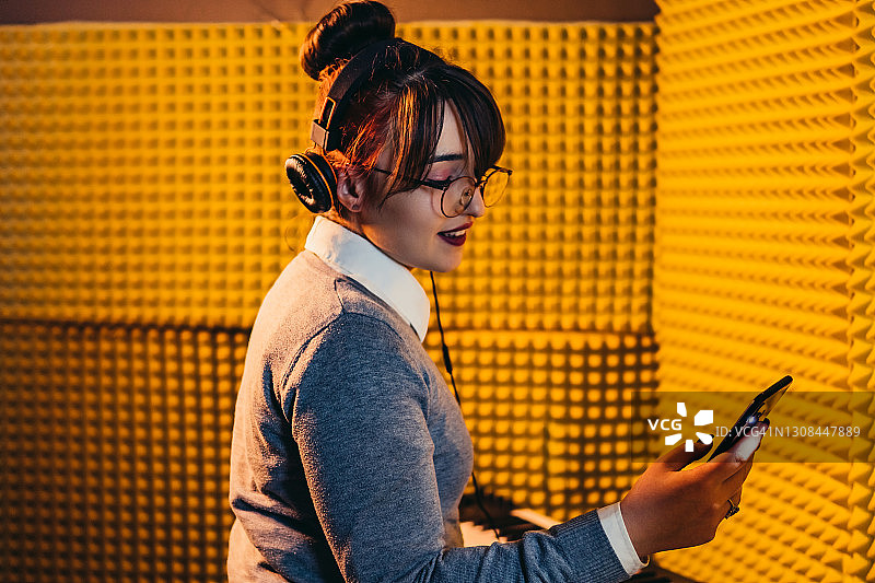 在音乐工作室工作的女人图片素材