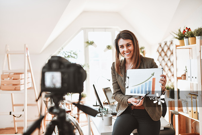 笑容满面的女人制作带有图表教学视频图片素材