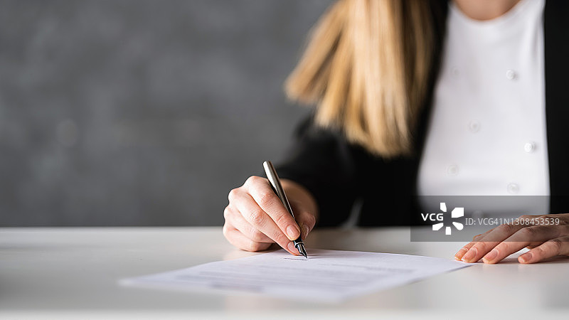 在办公室签署法律文件的女商人图片素材