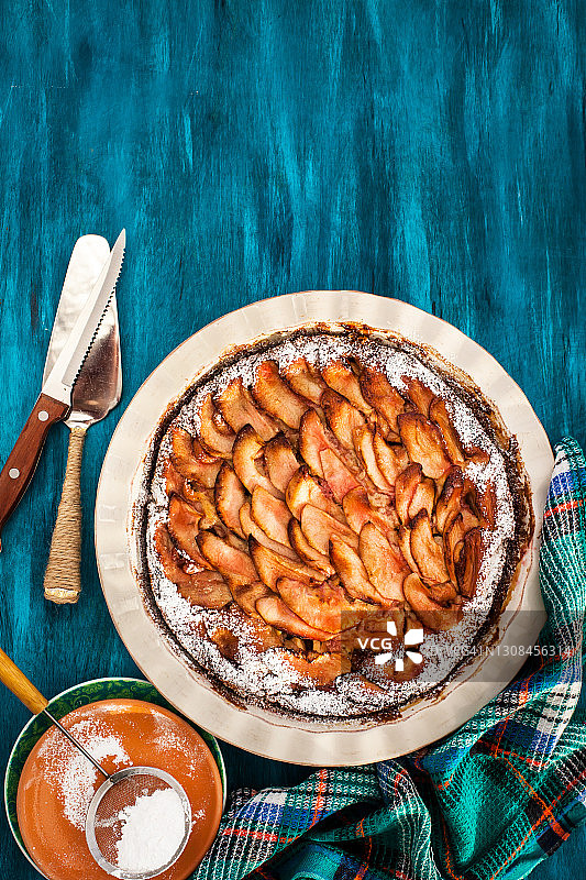 自制美味苹果派（顶部视角，木质背景）图片素材