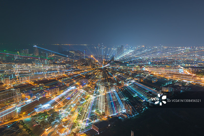 芭堤雅城市夜间照明灯的散焦图像，缩放爆炸散景图片素材