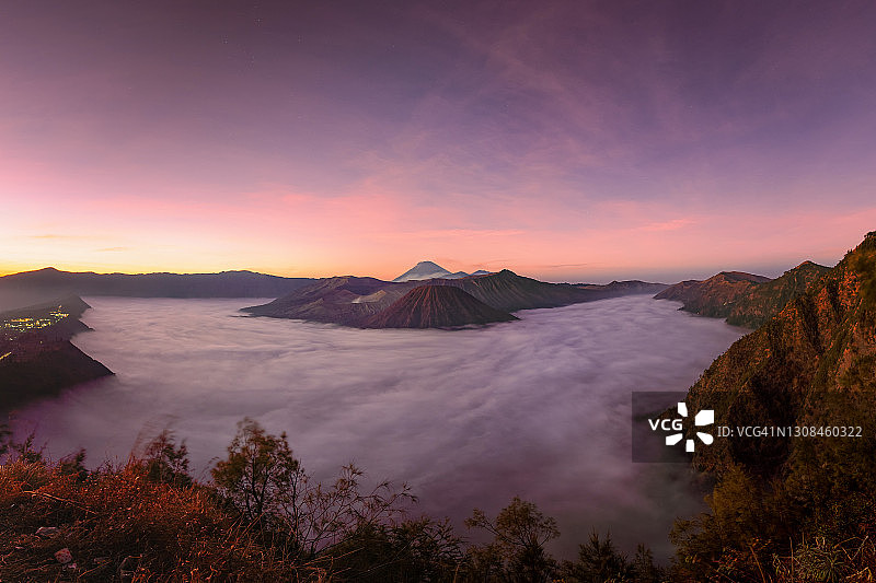 婆罗摩火山日出前云雾全景图片素材